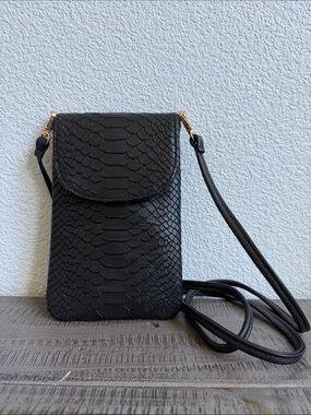 GiGi New York Black Emmie Phone Crossbody NWOT